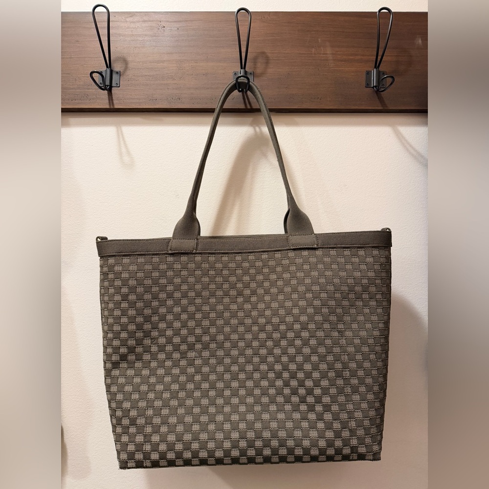 Rothy’s the lightweight zip tote - green